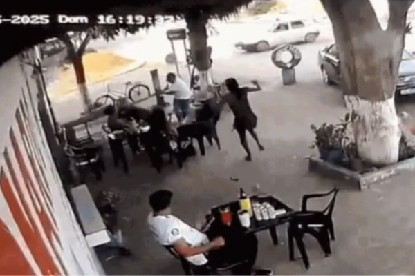 Homem golpeia cliente com barra de ferro na cabeça em bar
