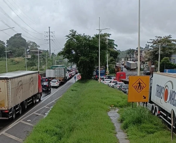 Motoristas enfrentam longo congestionamento na BR-324 para deixar Salvador no 