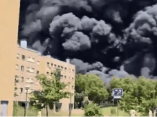Imagem - Incêndio atinge fábrica de cosméticos e deixa cidade confinada na Espanha