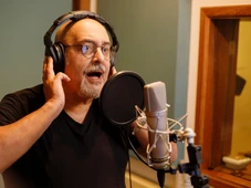 Imagem - Você conhece o universo dos audiolivros? Veja bastidores das gravações com vozes famosas