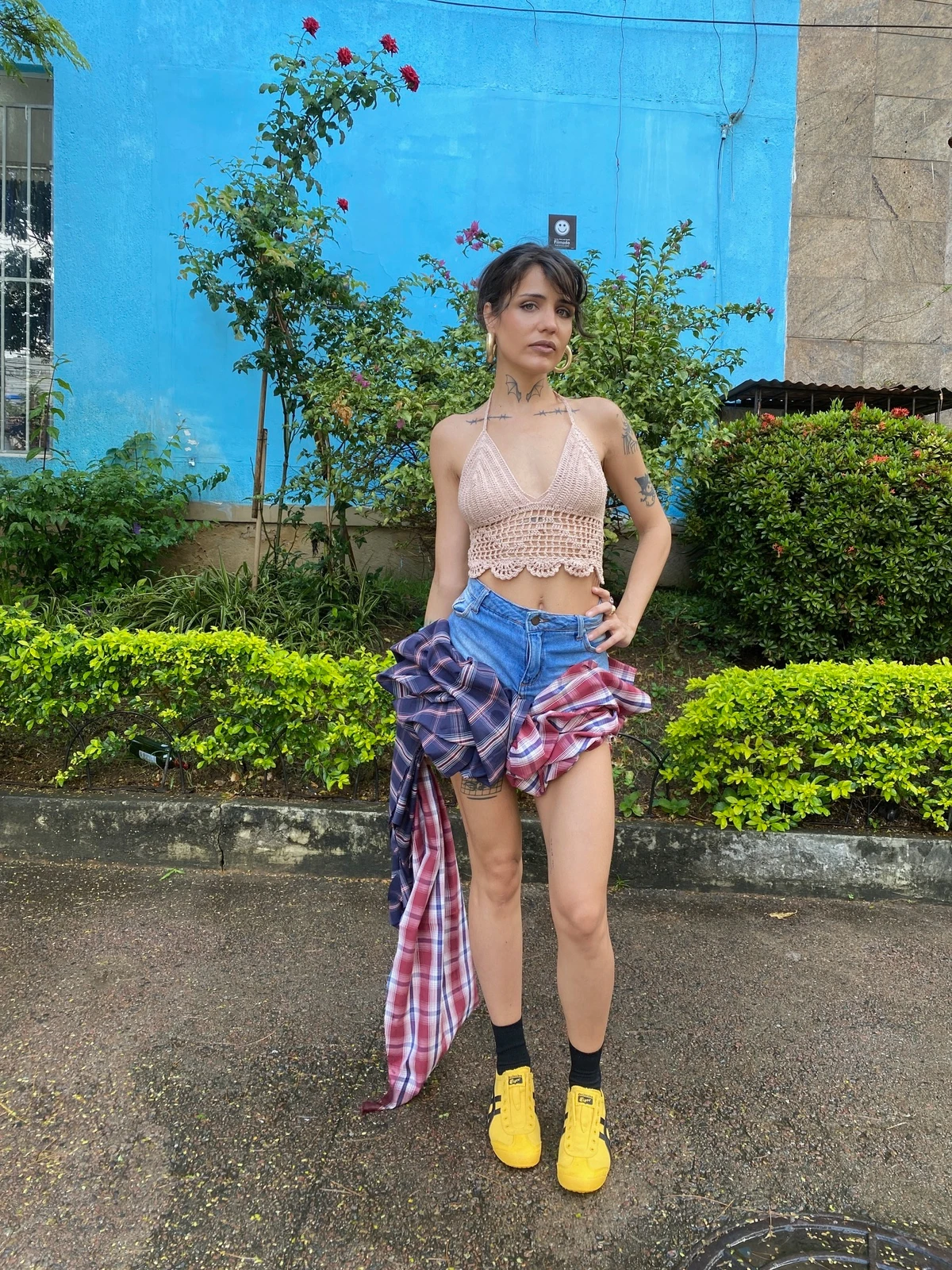 A estilista Petra Sá criou um visual junino bem urbano