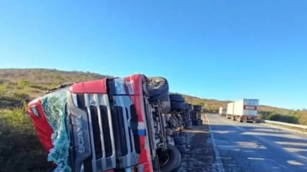 Carreta tombou em Poções
