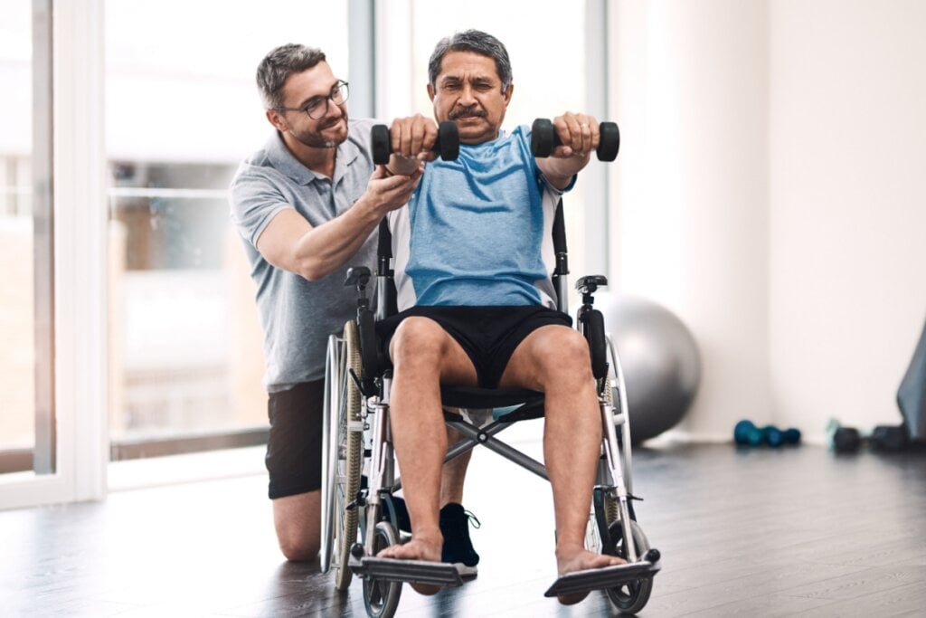 O tratamento da ELA pode envolver técnicas como fisioterapia, terapia ocupacional e uso de medicamos (Imagem: PeopleImages.com &#8211; Yuri A | Shutterstock)