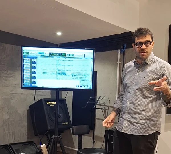 Fernando Schaer explica processo de gravação de audiolivros