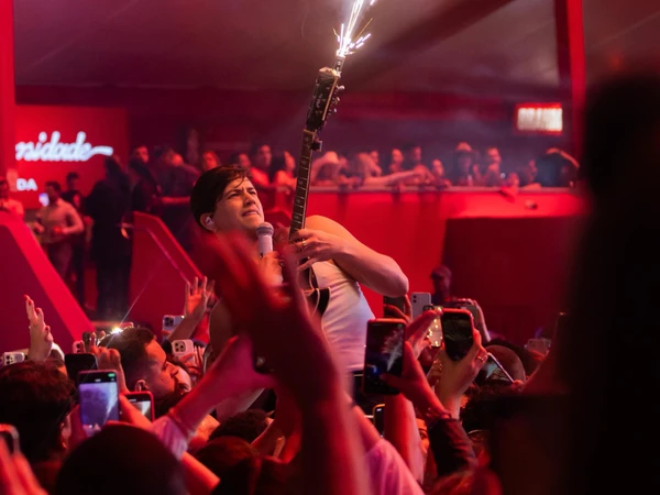 Léo Foguete tem lotado seus shows por Divulgação