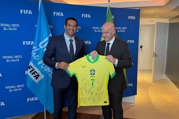 O presidente da CBF presenteou o presidente da Fifa Gianni Infantino com uma camisa da seleção brasileira