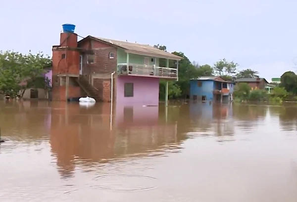 Seis mil pessoas estão fora de suas casas no estado por Reprodução/RBS TV