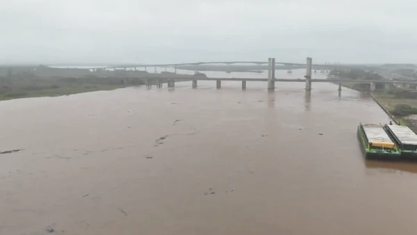 Um ano depois das maiores enchentes da história do estado, a chuva forte transborda rios e inunda ruas por Reprodução/RBS TV