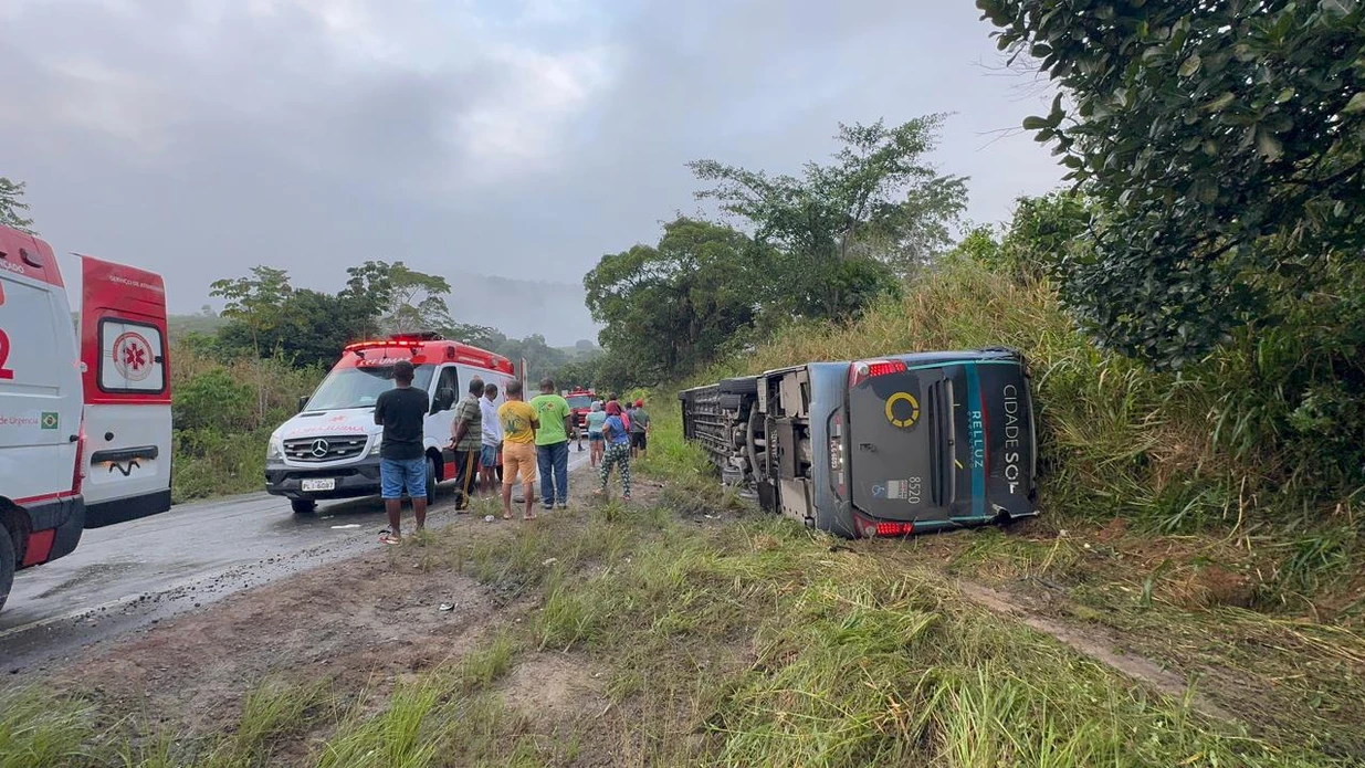 Imagem - Ônibus tomba na BA-120 e deixa duas mulheres mortas