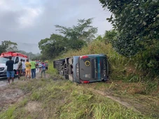 Imagem - Ônibus tomba na BA-120 e deixa duas mulheres mortas