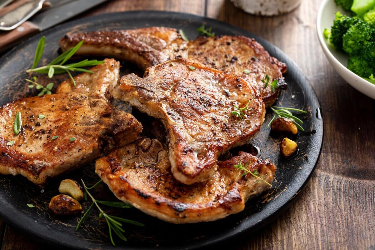 Bisteca de porco ao limão (Imagem: Elena Veselova | Shutterstock)