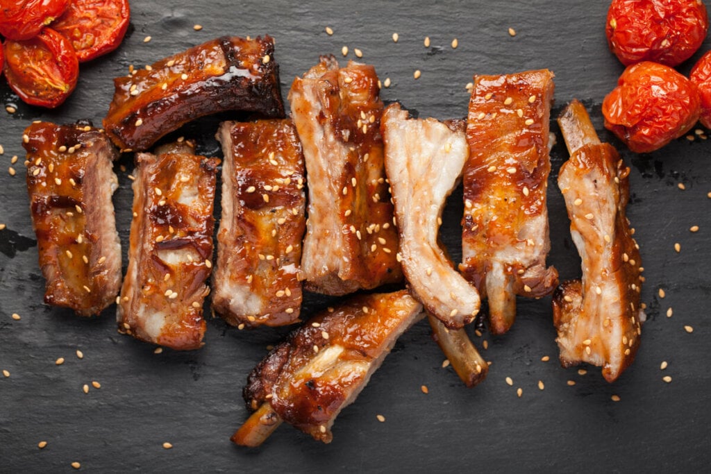 Costelinha de porco assada (Imagem: VasiliyBudarin | Shutterstock)