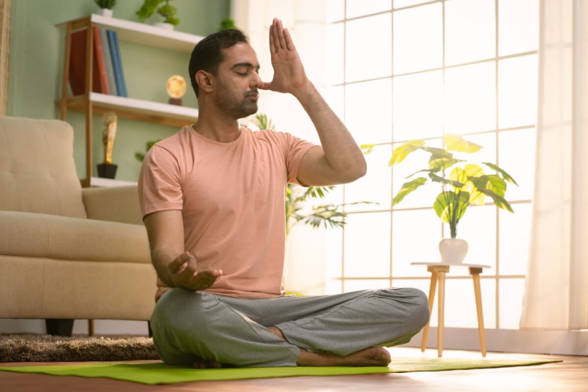O &#8220;pranayama&#8221;, que se refere ao controle da respiração, é um dos pilares do yoga (Imagem: WESTOCK PRODUCTIONS | Shutterstock)