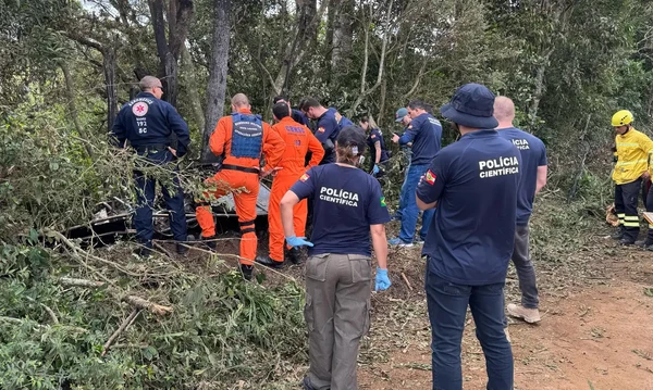 Oito pessoas morreram e 13 foram resgatadas com vida após acidente