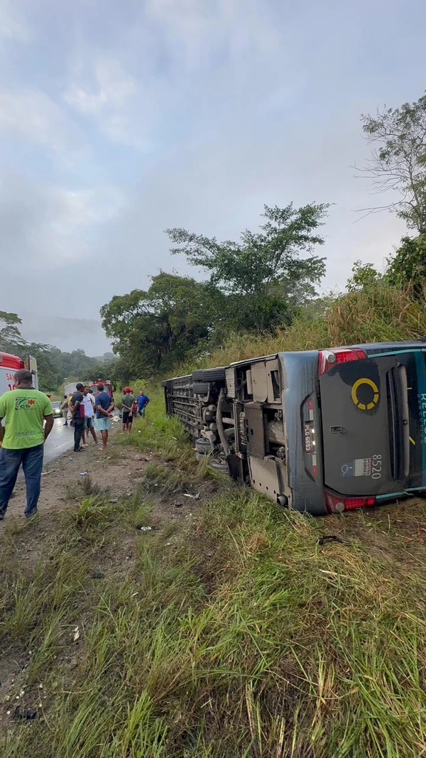 Ônibus tombou às margens da BA-120 por Giro Ipiaú