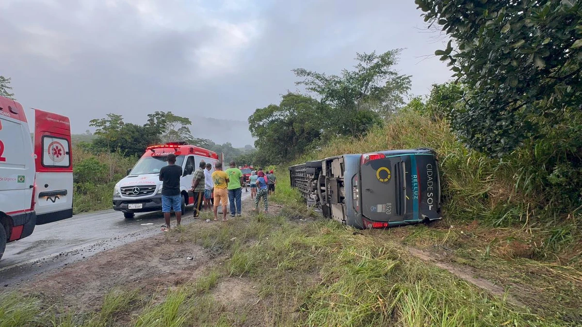 Ônibus tombou enquanto passava por curva na BA-120
