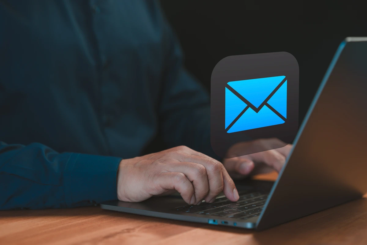 Acessando e-mail por Shutterstock