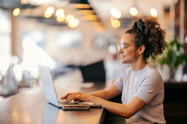 Atuar como freelancer garante mais autonomia e pode ser uma alternativa sustentável para profissionais