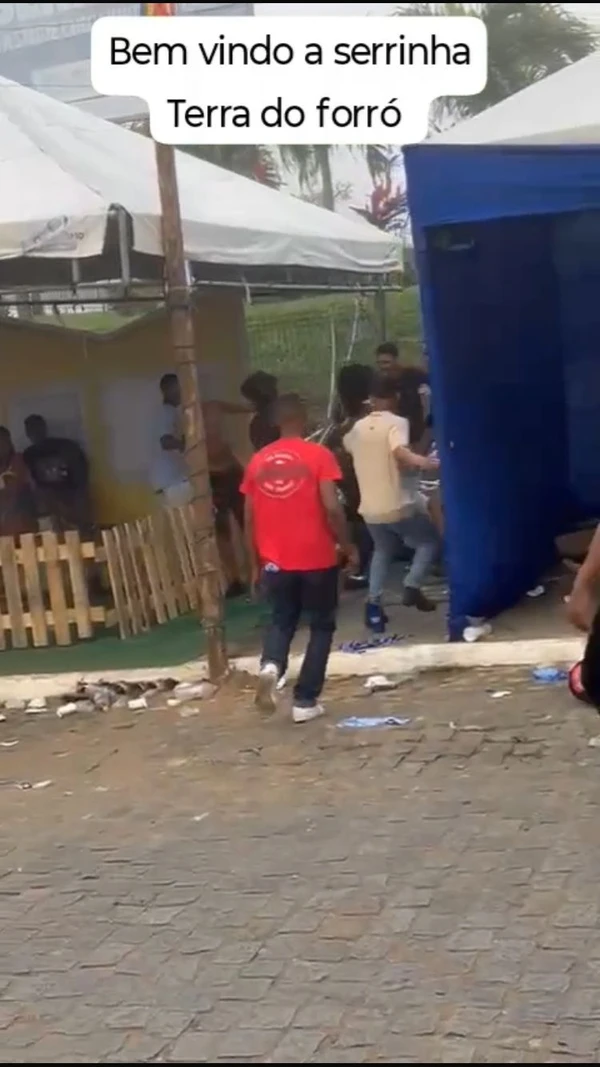 Briga generalizada ocorreu perto de barracas da festa por Reprodução