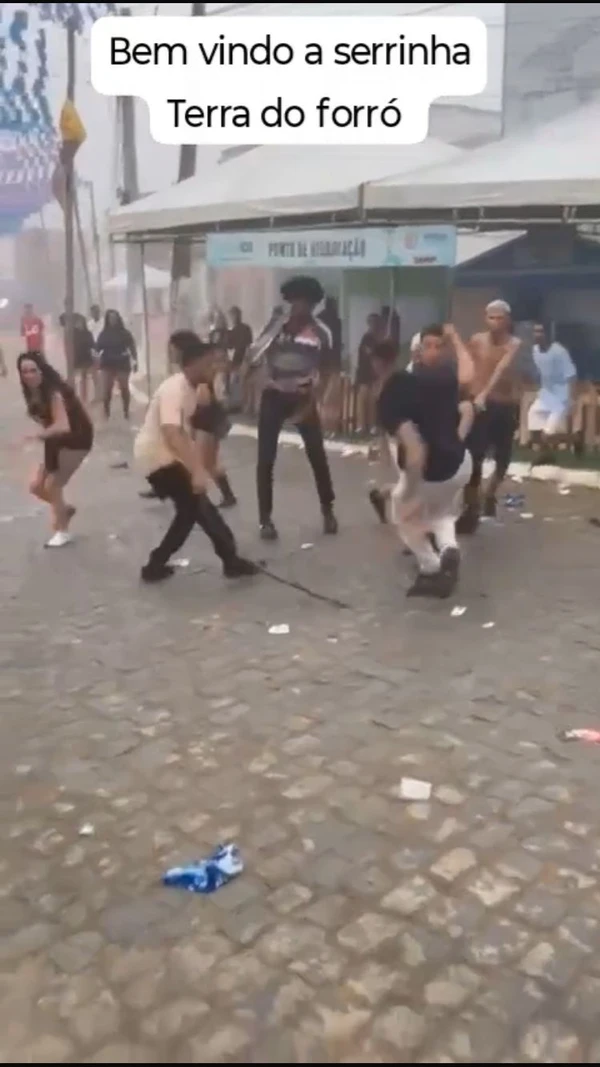 Briga generalizada ocorreu perto de barracas da festa por Reprodução