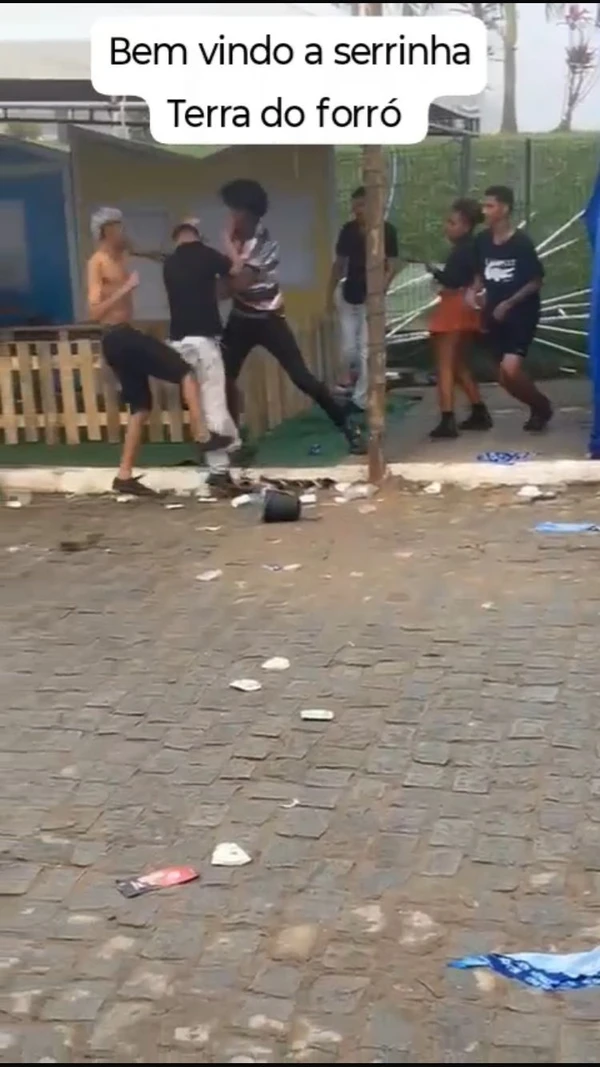 Briga generalizada ocorreu perto de barracas da festa por Reprodução