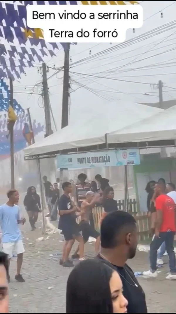 Briga generalizada ocorreu perto de barracas da festa por Reprodução