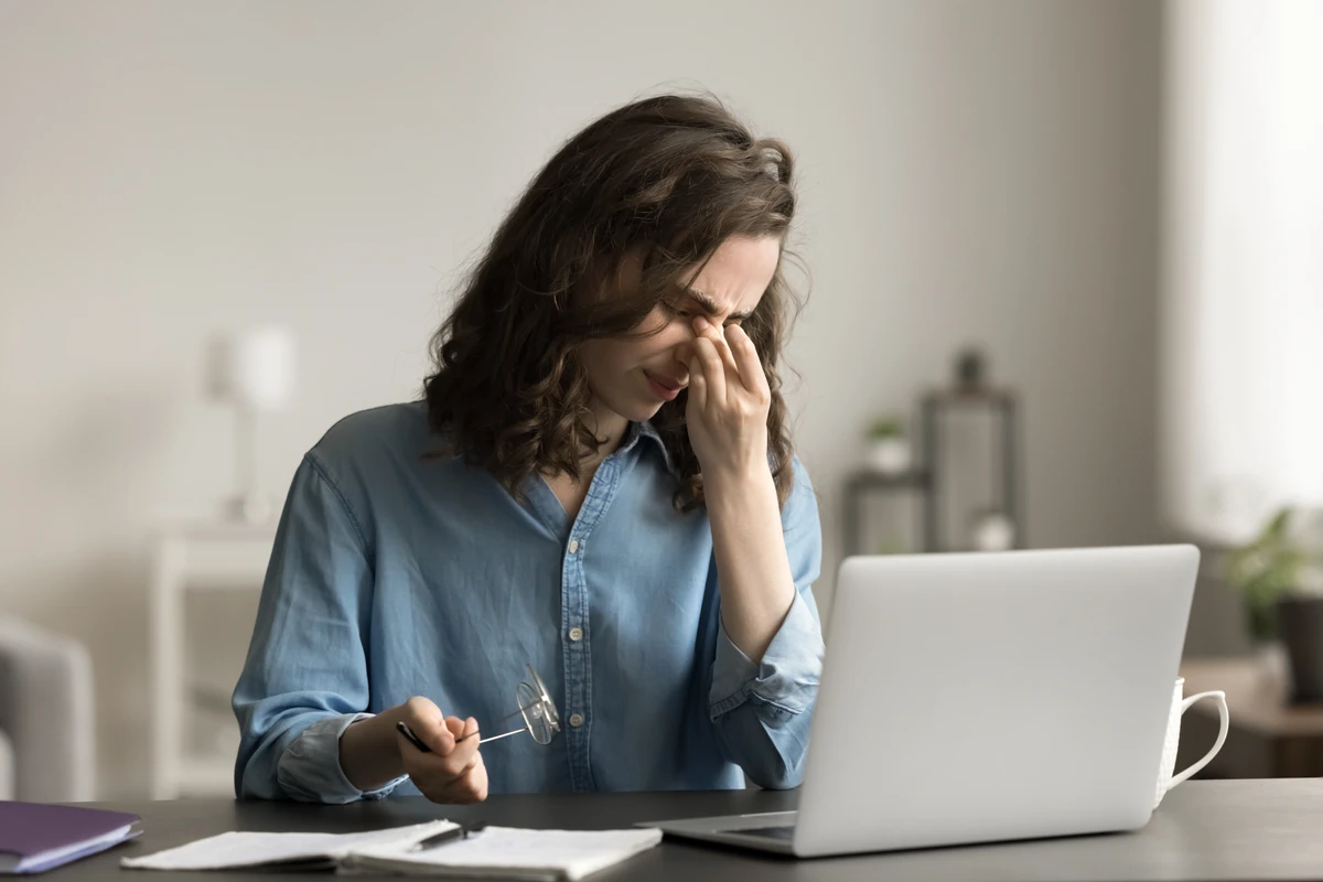 Cansaço no trabalho por Shutterstock