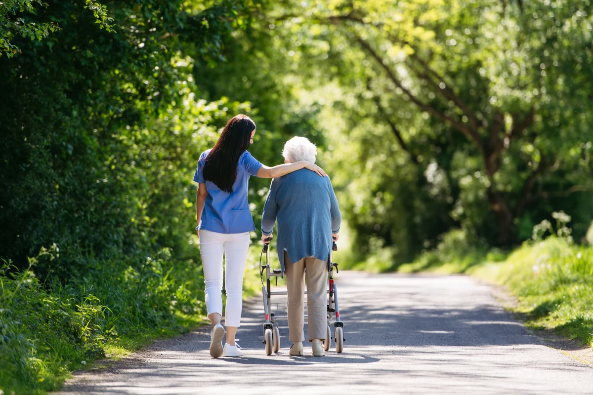Idosa faz caminhada por Shutterstock