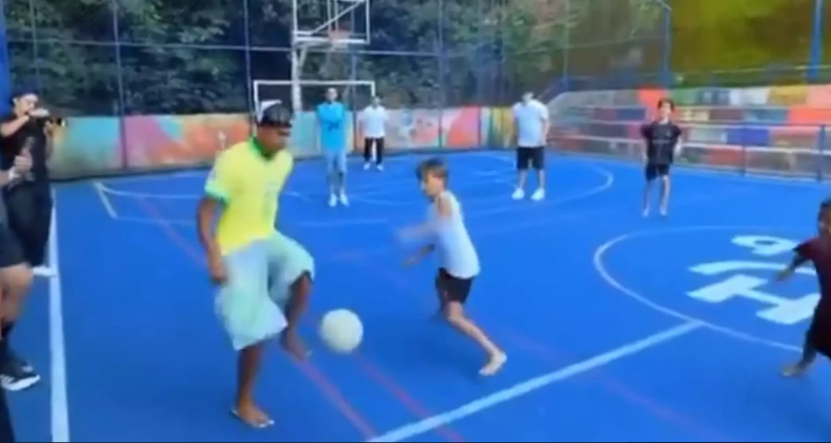Yamal jogando futebol na Rocinha por Reprodução