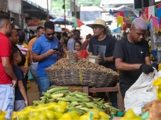 Imagem - Clientes vão às feiras de Salvador para comprar os últimos itens para o São João