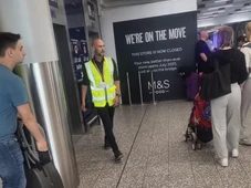 Imagem - Ex-treinador de clube inglês é flagrado trabalhando em aeroporto após demissão