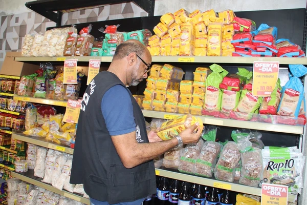 Agentes fiscalizam comercialização de produtos impróprios para consumo por Divulgação