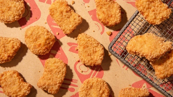 Análise mostra que nuggets e sanduíches de frango incluem farinhas, aromatizantes e até extratos de algas