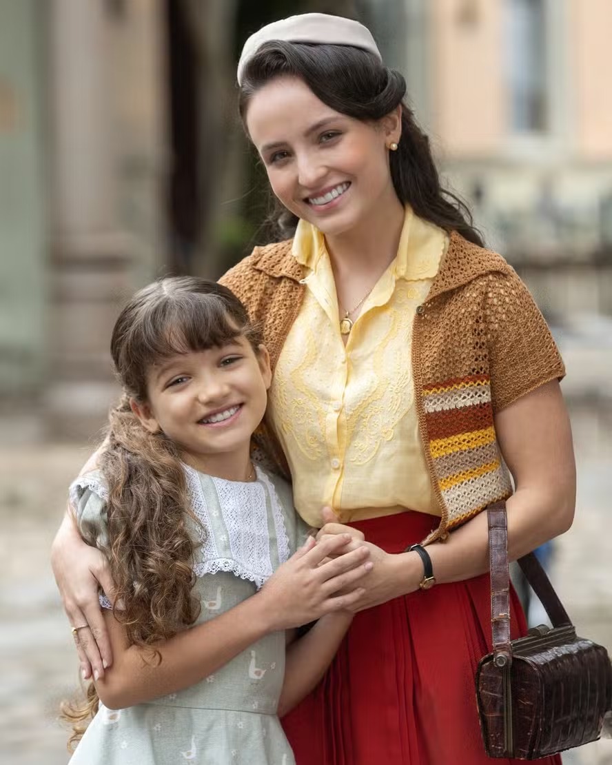 As irmãs Anabela (Isabelly Carvalho) e Estela (Larissa Manoela) em 'Êta mundo melhor!' por Leo Rosário/Rede Globo