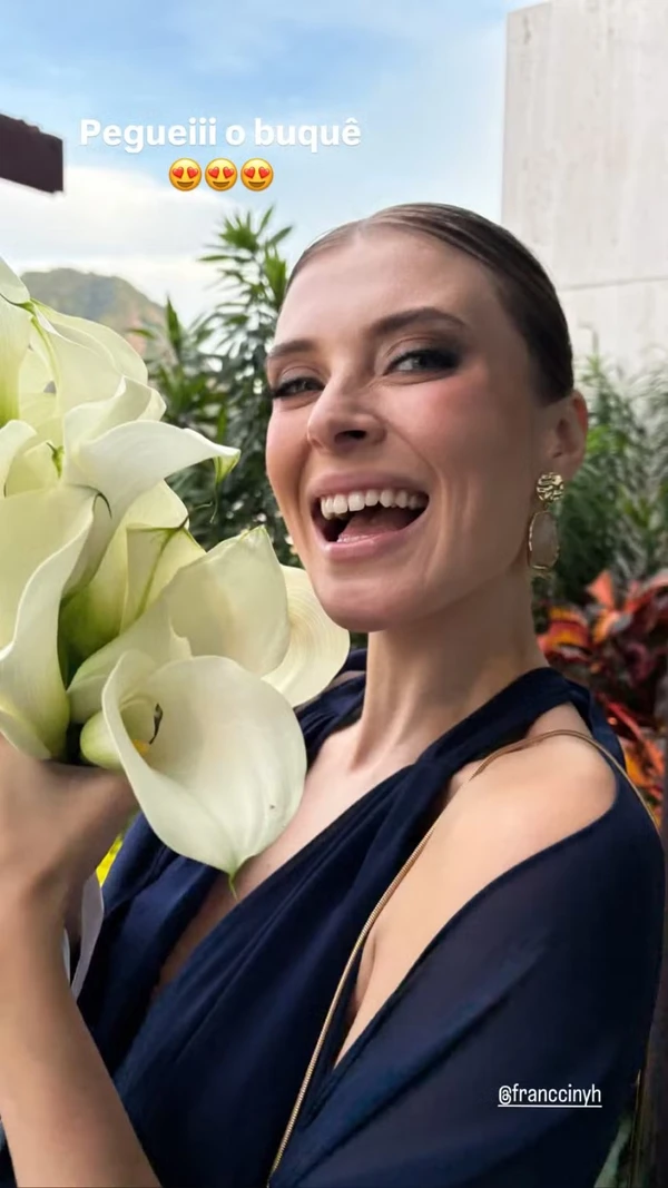 Atriz Fran Castro, noiva de Miguel Rômulo, pegou o buquê lançado por Giovanna Lancellotti por Reprodução/Instagram     