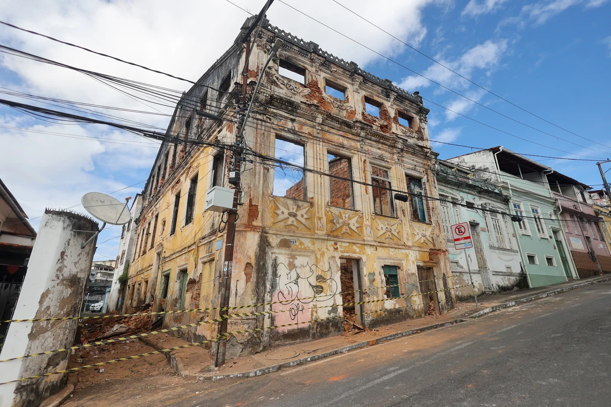 Casarão tem sofrido com desabamentos parciais