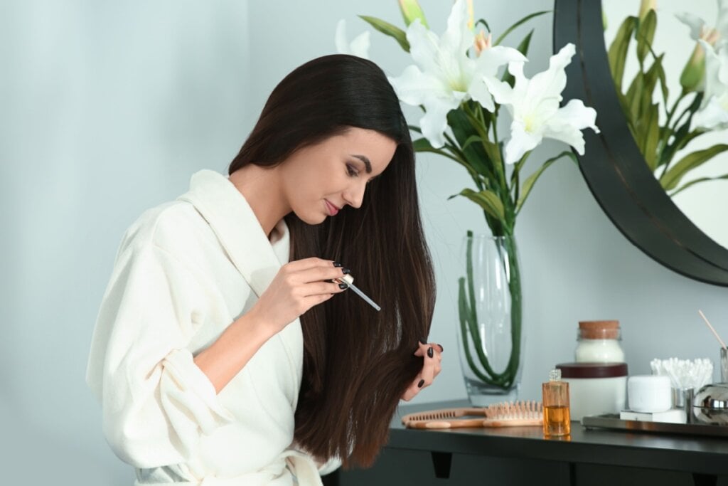 Antes de adotar o tratamento, é essencial entender as necessidades do cabelo (Imagem: Pixel-Shot | Shutterstock)