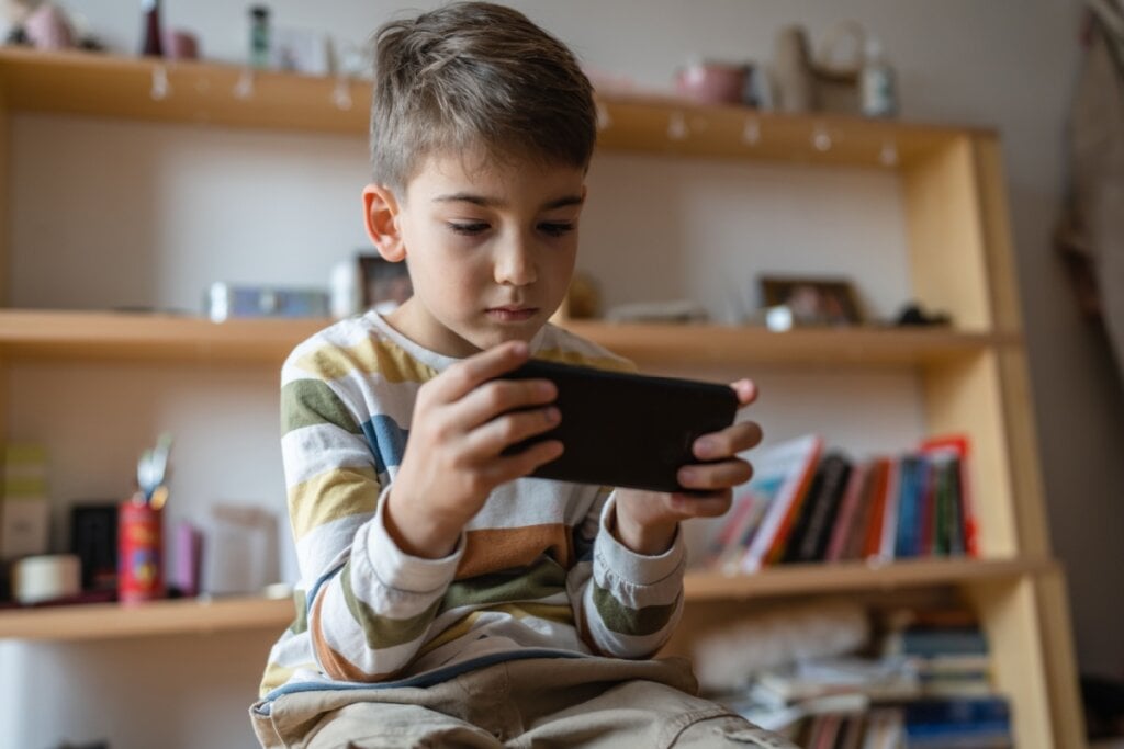 As telas podem ser aliadas durante o período, desde que utilizadas com equilíbrio (Imagem: Miljan Zivkovic | Shutterstock)