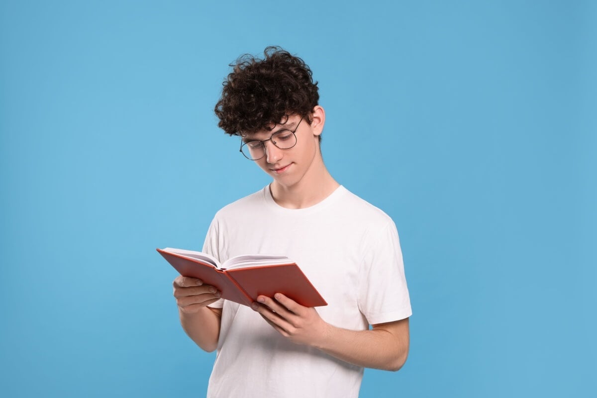 Ler obras literárias com conteúdo histórico permite ao estudante refletir sobre o passado com mais interesse (Imagem: New Africa | Shutterstock)
