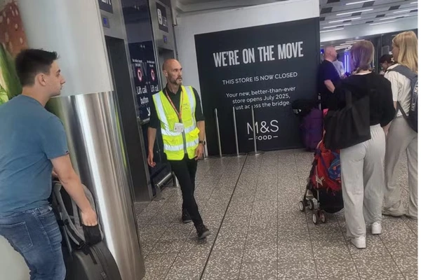 Ex-técnico do Swansea City é flagrado trabalhando no aeroporto de Bristol 
