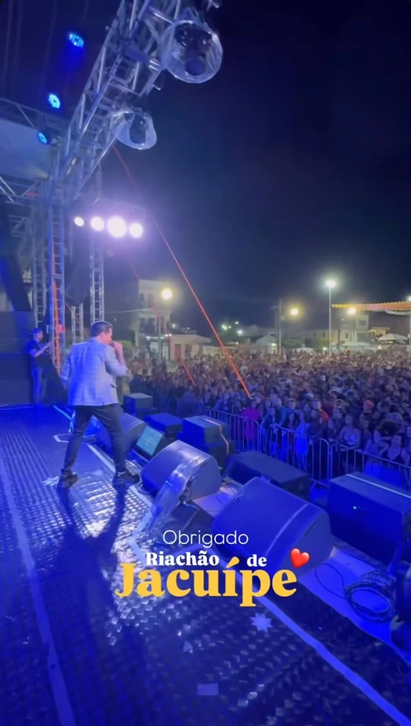 Felipe Araújo agradecendo aos fãs depois de show em Riachão do Jacuípe  por Reprodução/Redes Sociais
