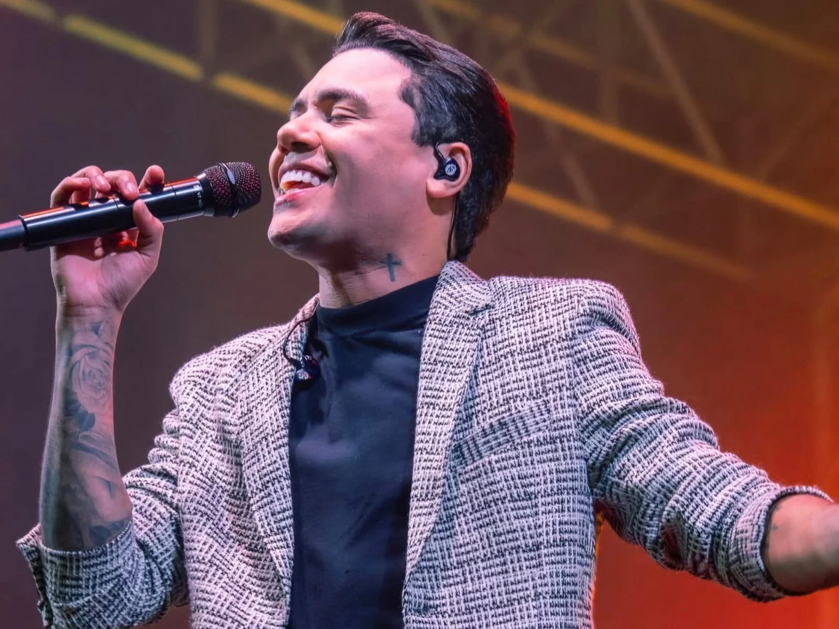 Felipe Araújo durante show em Riachão do Jacuípe