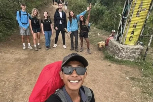 Guia Ali Musthofa com Juliana e outros turistas na trilha