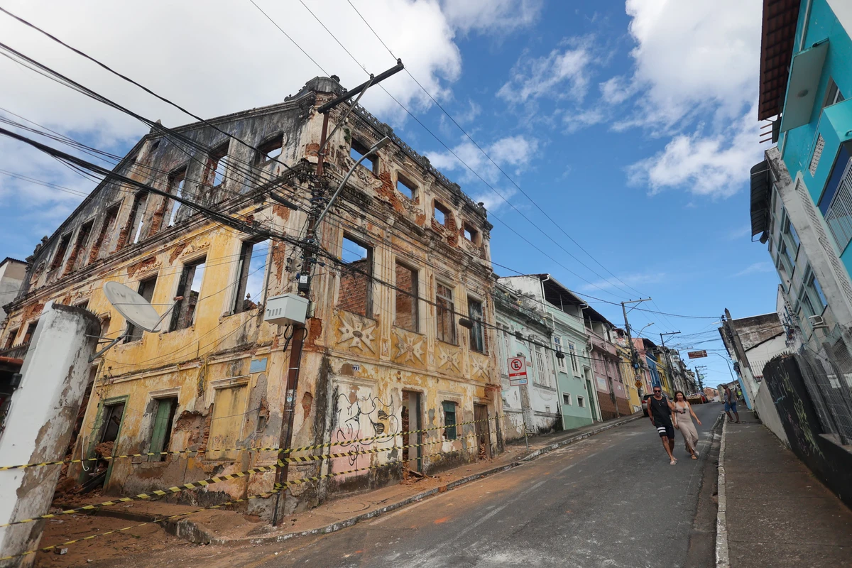 Parte de casarão desaba no Santo Antônio Além do Carmo por Marina Silva/CORREIO