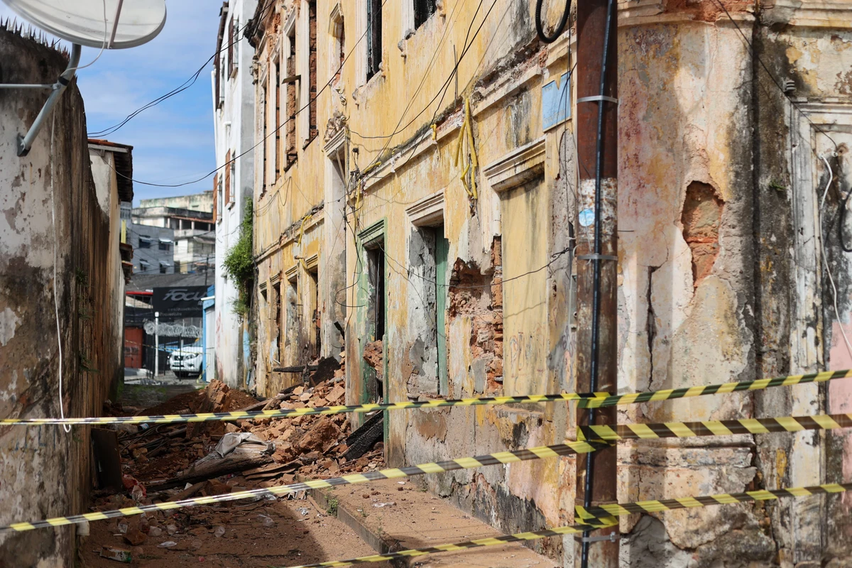 Parte de casarão desaba no Santo Antônio Além do Carmo por Marina Silva/CORREIO