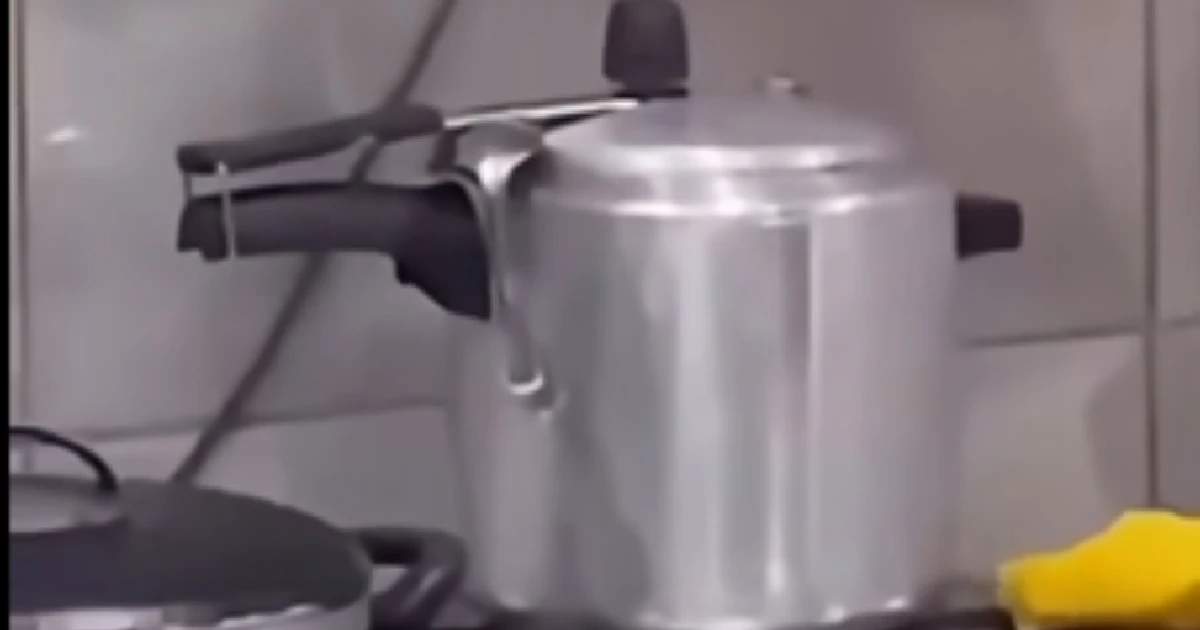 Imagem - Vídeo: panela de pressão vira bomba quando família coloca colher no cabo; assista