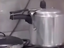 Imagem - Vídeo: panela de pressão vira bomba quando família coloca colher no cabo; assista