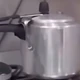 Imagem - Vídeo: panela de pressão vira bomba quando família coloca colher no cabo; assista