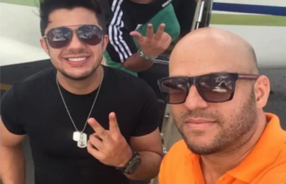 Cristiano Araújo junto a Ronaldo Miranda, motorista condenado pelo acidente que causou morte do cantor  por Reprodução/TV Anhanguera