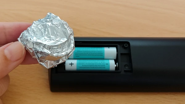 Descubra um truque simples com papel alumínio para emergências com pilhas